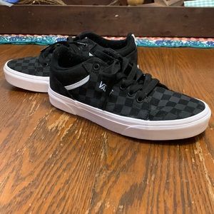 Seldan low top black checkered vans.